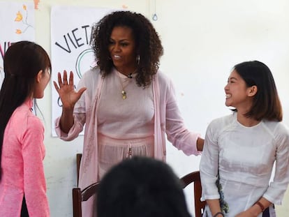 Michelle Obama y Julia Roberts, en Vietnam.