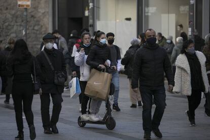 Dues noies circulant en patinet pel Portal de l'Àngel de Barcelona, aquest dilluns.