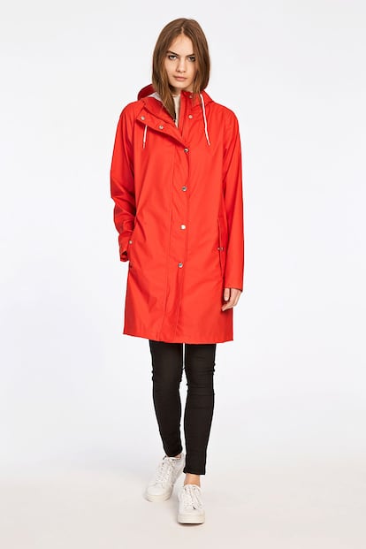Otra etiqueta abanderada del minimalista estilo escandinavo es Samsoe. Este chubasquero rojo cuesta 80 euros.