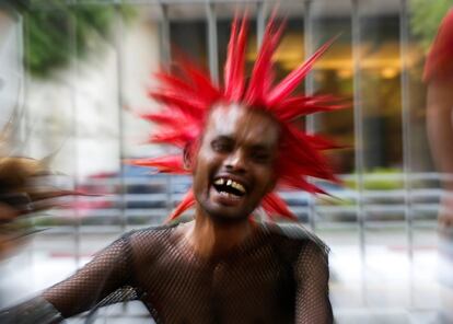 Un hombre participa en una reunión punk de cara al festival Thingyan del agua en Rangún (Birmania).