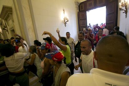 Cientos de personas ingresan a la fuerza al Palacio Legislativo para impedir una sesión especial en la que se discutiría un juicio político contra el presidente Nicolás Maduro. Varias personas resultaron heridas.