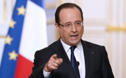 Fran&ccedil;ois Hollande se dirige a la prensa en el El&iacute;seo.