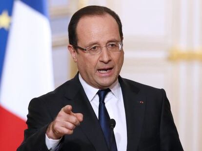 Fran&ccedil;ois Hollande se dirige a la prensa en el El&iacute;seo.