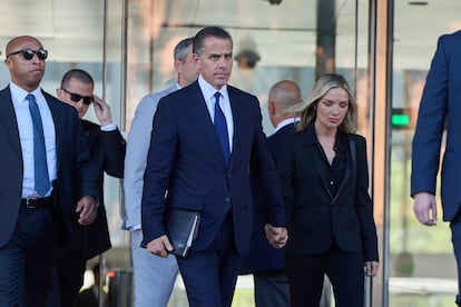 Hunter Biden acompañado por su esposa, Melissa, este jueves a su salida de los juzgados.