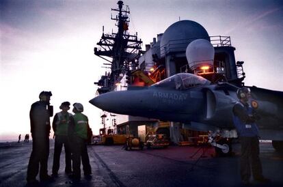 Un Harrier parado en la cubierta del portaaviones 'Príncipe de Asturias' para reponer combustible.