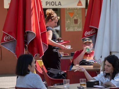 Una camarera en Sevilla.