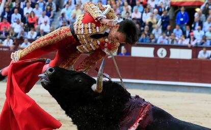 Gonzalo Caballero sufre una cogida al entrar a matar a su primer toro este martes en la Feria de San Isidro.