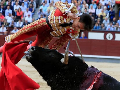 Gonzalo Caballero sufre una cogida al entrar a matar a su primer toro este martes en la Feria de San Isidro.