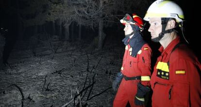 Dos trabajadores de la Unidad Militar de Emergencia en Tabuyo (León).