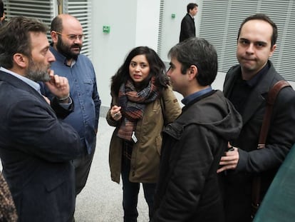 Pablo Carmona y Rommy Arce, segundo y tercera desde la izquierda, con otros concejales de Ahora Madrid: Mauricio Valiente, Jorge García Castaño y José Manuel Calvo.