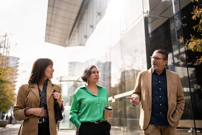 Personas adultas conversando en la calle