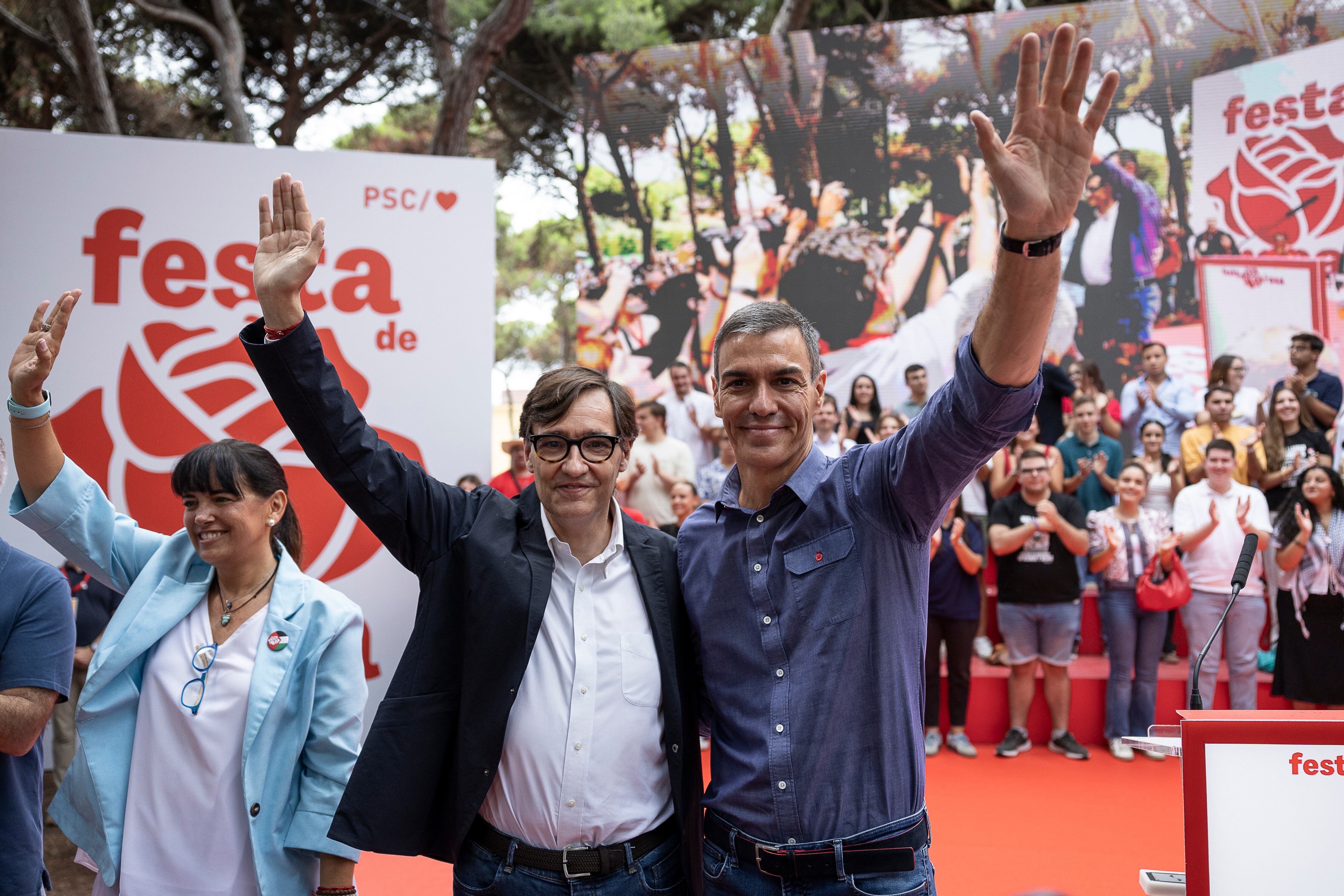 El 'president' Salvador Illa (a la izqueirda) y el presidente Pedro Sánchez, este domingo, en la Festa de la Rosa del PSC.