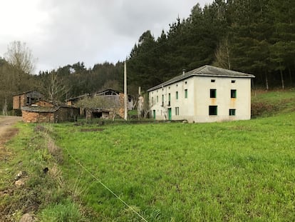 La propiedad cuenta con varias edificaciones, algunas a reformar.