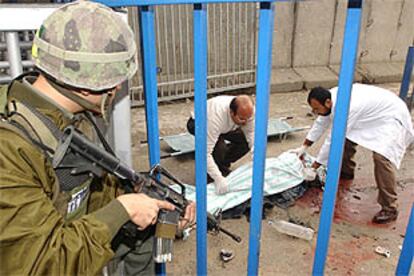 Levantamiento del cadáver de un palestino suicida que hizo estallar un explosivo e hirió a cuatro personas, en Heretz.