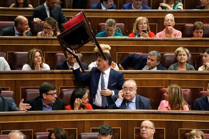 Los diputados buscan el mejor acomodo posible en la segunda jornada del debate de investidura del candidato socialista, Pedro Sánchez.