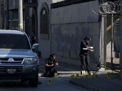 Agentes guatemaltecos en el lugar del atentado en el que muri&oacute; el diputado &Oacute;scar Leal.