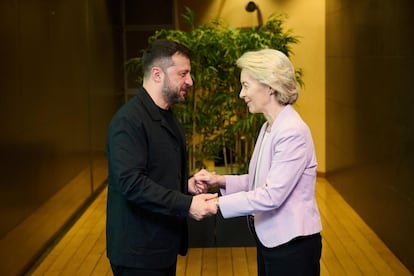 El presidente ucranio, Volodímir Zelenski, y la presidenta de la Comisión Europea, Ursula von der Leyen, el domingo en Bruselas.