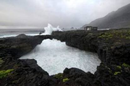 Hotel Punta Grande, en la Frontera (El Hierro), uno de los enclaves perfectos para gritar a los cuatro vientos que se está enamorado. La más pequeña de las Canarias, y quizá olvidada, isla de El Hierro, ofrece múltiples rincones para disfrutar pausadamente de unos días de descanso en pareja.