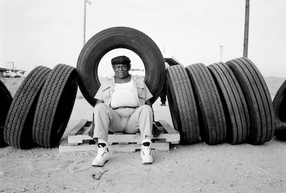 Un pasajero de autobs, en el garaje mecnico mientras se cambiaba una rueda pinchada, El Paso, Texas, EE UU, 1992.