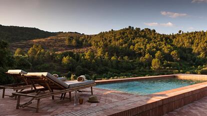 Piscina exterior del hotel Terra Dominicata, en la comarca de Priorat.