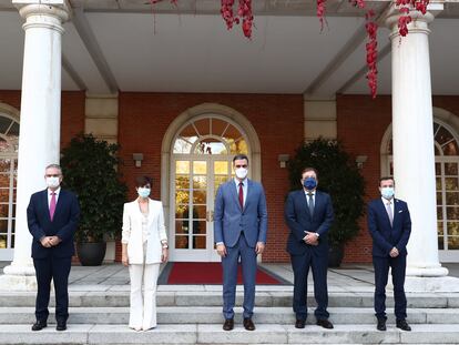 Desde la izquierda, el alcalde de Don Benito, José Luis Quintana; la ministra de Política Territorial, Isabel Rodríguez; el presidente del Gobierno, Pedro Sánchez; el presidente de Extremadura, Guillermo Fernández Vara; y el regidor de Villanueva de la Serena, Miguel Ángel Gallardo, este miércoles en La Moncloa.