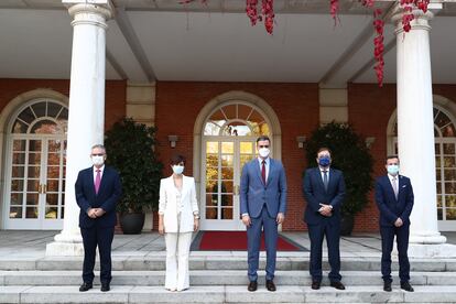 Desde la izquierda, el alcalde de Don Benito, José Luis Quintana; la ministra de Política Territorial, Isabel Rodríguez; el presidente del Gobierno, Pedro Sánchez; el presidente de Extremadura, Guillermo Fernández Vara; y el regidor de Villanueva de la Serena, Miguel Ángel Gallardo, este miércoles en La Moncloa.