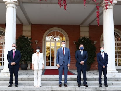 Desde la izquierda, el alcalde de Don Benito, José Luis Quintana; la ministra de Política Territorial, Isabel Rodríguez; el presidente del Gobierno, Pedro Sánchez; el presidente de Extremadura, Guillermo Fernández Vara; y el regidor de Villanueva de la Serena, Miguel Ángel Gallardo, este miércoles en La Moncloa.