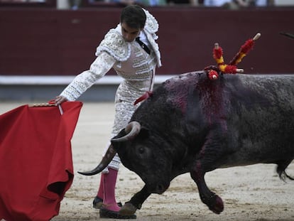Arturo Macías, en un muletazo con la mano derecha a uno de sus toros.