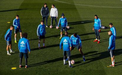 Los jugadores del Madrid durante el entrenamiento previo a la Copa. 