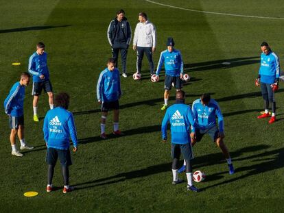 Los jugadores del Madrid durante el entrenamiento previo a la Copa. 