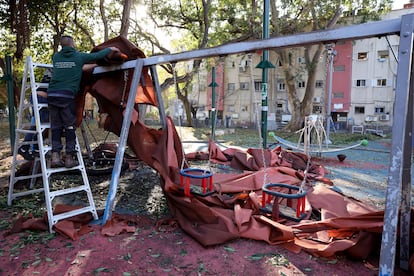 Limpieza de la zona en la que impactó el misil lanzado desde Yemen, este sábado en Tel Aviv.