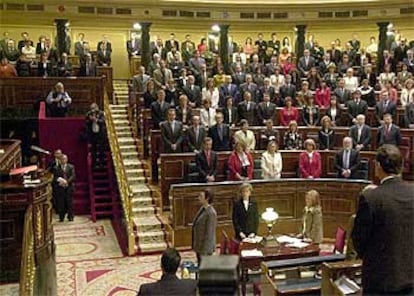 Los diputados electos del Congreso de los Diputados guardan un minuto de silencio en memoria de las víctimas del 11-M.