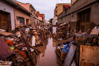 Efectos del temporal en una calle de Catarroja (Valencia), en una imagen del pasado 5 de noviembre.