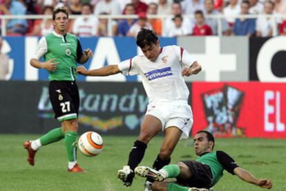 Regragui despeja la pelota ante Saviola.