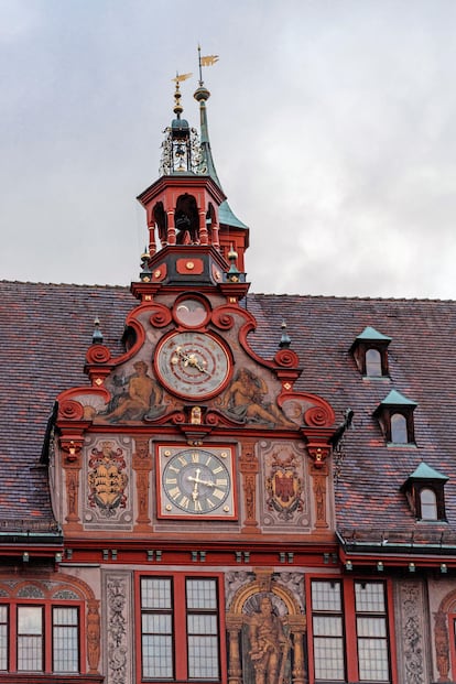 Detalle del reloj astronómico, de principios del siglo XVI, en la fachada del Ayuntamiento de la ciudad alemana.