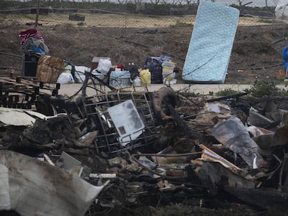 Los destrozos causados por el incendio en el asentamiento de migrantes de Palos de la Frontera, en imágenes