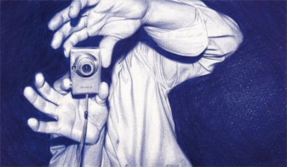 En la imagen, <i>Click#3, </i>del pintor hiperrealista Juan Francisco Casas (La Carolina, Jaén, 1976), realizada exclusivamente con bolígrafo Bic azul. exposición: Galería Fernando Pradilla, Madrid (enero 2010).