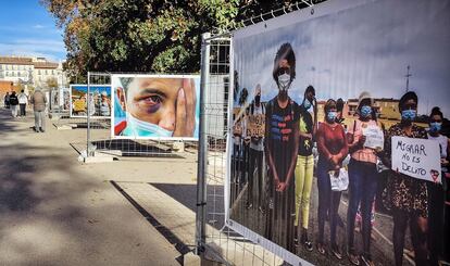 Exposición de Javier Bauluz 'La ruta canaria', en el paseo de Coches del Retiro (Madrid).