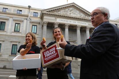 Cristina reparte sus #CroquetasIlegales en la puerta del Congreso.