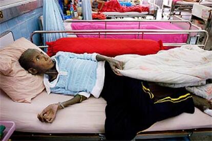 Un hombre contagiado de sida yace en una cama en Bangkok (Tailandia).
