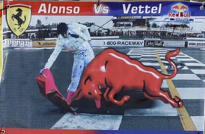 Pancarta en el circuito de Austin 'anunciando' el duelo entre Fernando Alonso y Vettel.