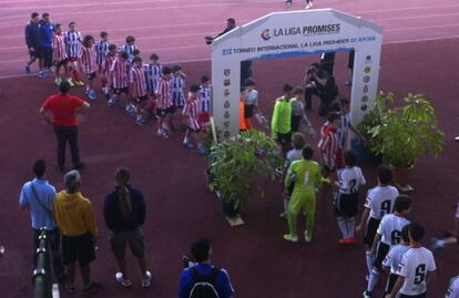 Los jugadores del Deportivo y del Atlético se abrazan antes de la final.