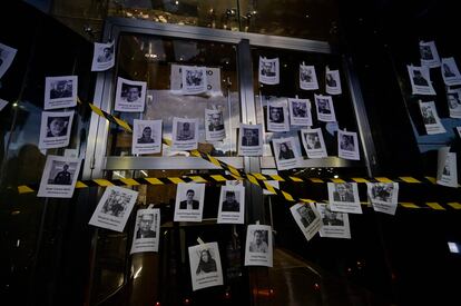 Retratos de periodistas asesinados en los últimos años pegados en las puertas de la sede de la Fiscalía General de la República. 