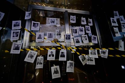 Retratos de periodistas asesinados en los últimos años pegados en las puertas de la sede de la Fiscalía General de la República.