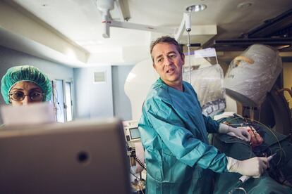El cardiólogo José Luis Merino maneja un catéter en la llamada "sala robotizada", donde cuentan con uno de los aparatos tecnológicos más avanzados para tratar arritmias.