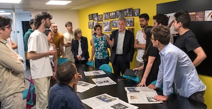 El periodista Martin Baron charla con estudiantes de la Escuela de Periodismo de EL PAÍS. / ALBERTO FERRERAS