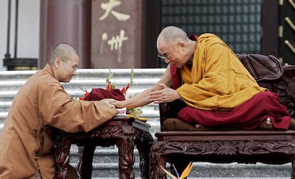 El Dalai Lama, líder espiritual del budismo tibetano, ha recomendado en Sao Paulo, a los fieles de los diversos credos profesados en el planeta, que conserven sus tradiciones religiosas en vez de adoptar nuevas creencias. "Es mejor y más seguro que cada uno de nosotros conserve la tradición religiosa que ya tiene en vez de adoptar una nueva", ha explicado en una rueda de prensa en la que ha asegurado que "la base de la armonía religiosa es el respeto recíproco".