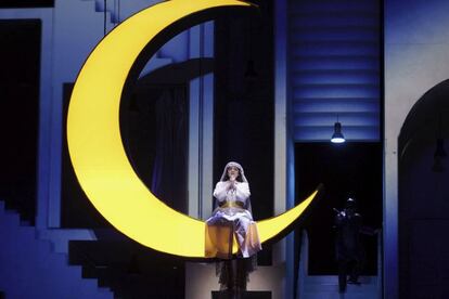 La soprano María Miró durante el ensayo de 'La prohibición de amar' de Richard Wagner, en el Real.
