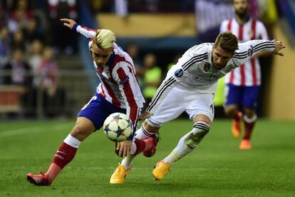 Griezmann intenta sortear el marcaje de Ramos.