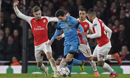 Messi, marcado por três jogadores do Arsenal.